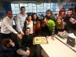 Soplando la tarta del 3er Aniversario de Euskadi Directo